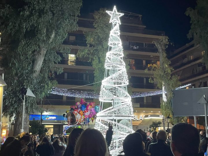 Άναψε το Χριστουγεννιάτικο δένδρο στο Δήμο Ζωγράφου